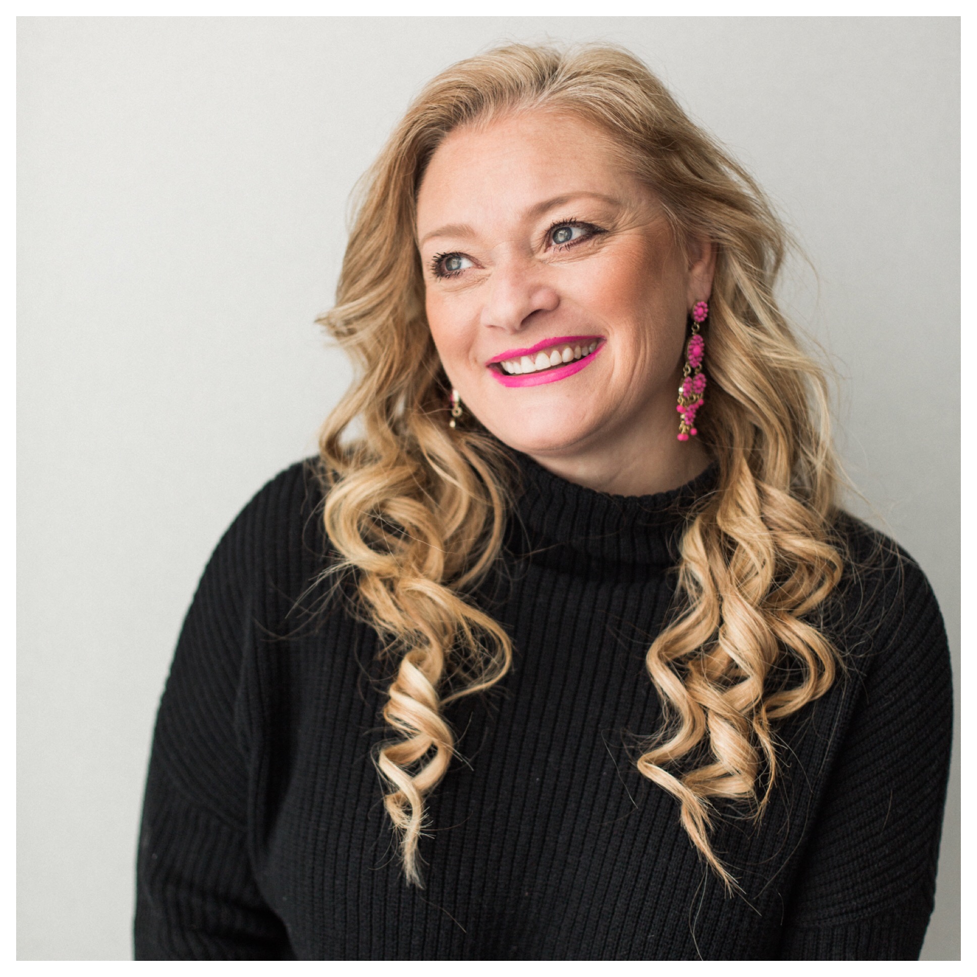 Групповая работа студентов. Together experience. Творческий человек. Веселье на природе. Счастье сотрудников.